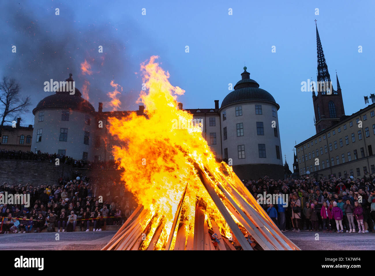 Feuer & versammelten Menschenmengen vor wrangel Palace feiern St. Walpurgis (Mayday Eva). Riddarholmen Islet, Gamla Stan, Stockholm, Schweden Stockfoto