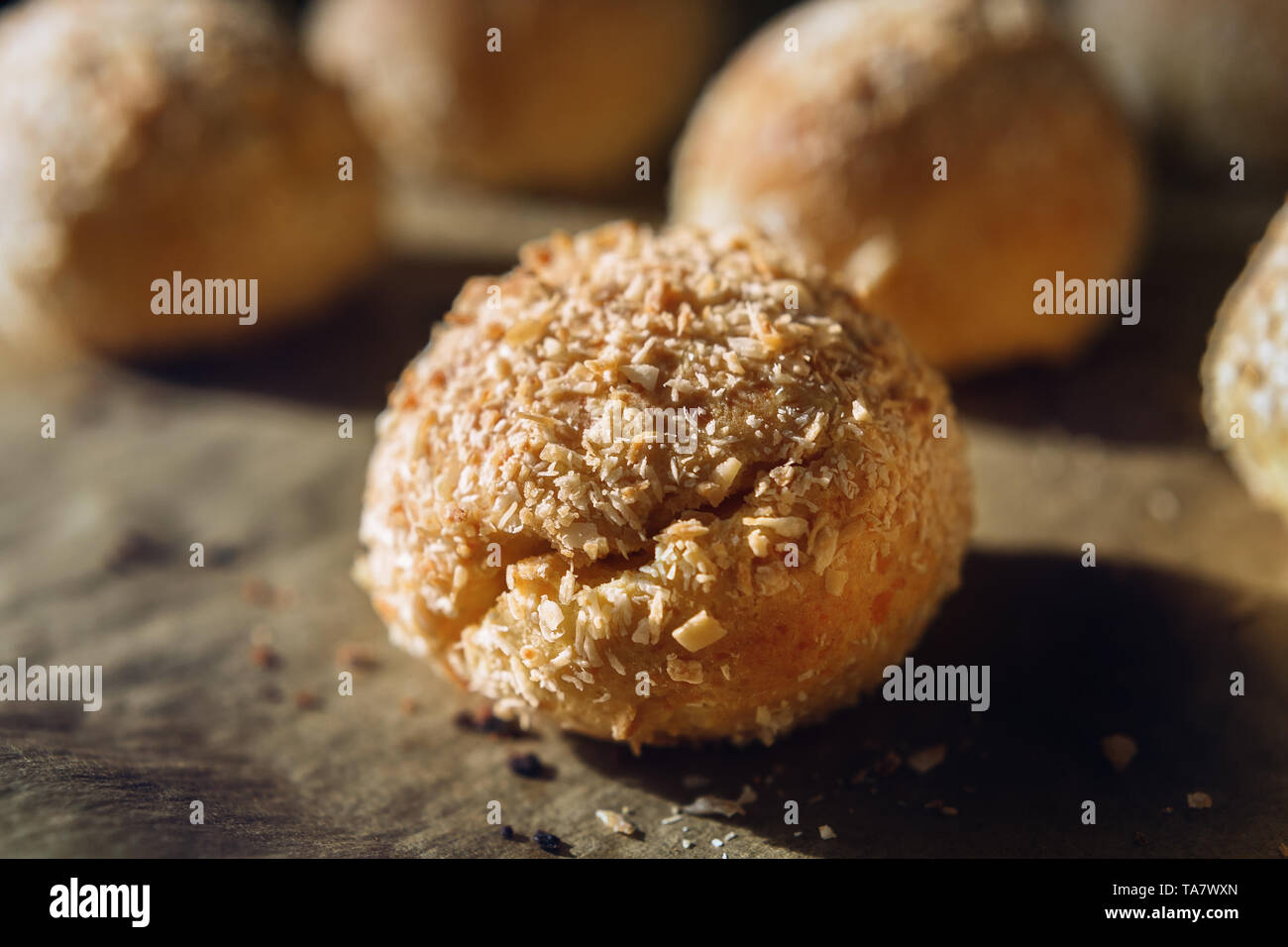 Runde Brötchen aus dem Ganzen gemacht - Weizenmehl und Quark Mischung. Frisches Gebäck für eine gesunde Ernährung und die Menschen auf einer Diät. Kalorienarme Lebensmittel mit einem kleinen glacemi Stockfoto