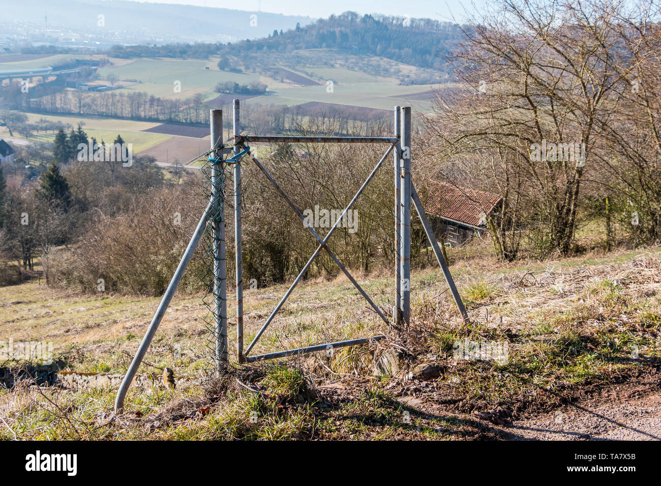 Kleine Tür in der Mitte von Nirgendwo ohne Zaun Stockfoto