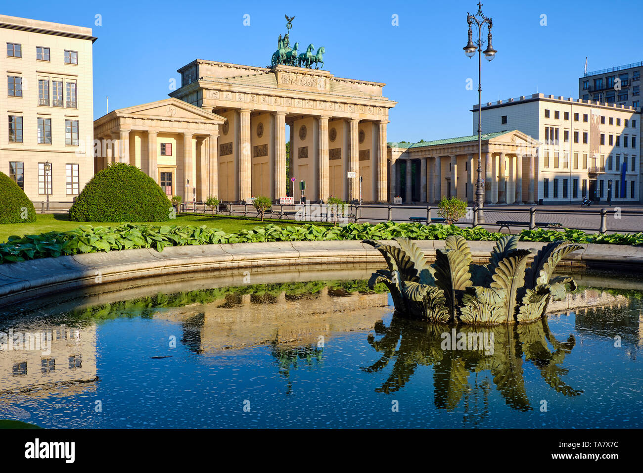 Das Brandenburger Tor in Berlin mit Reflexionen in einem Brunnen Stockfoto