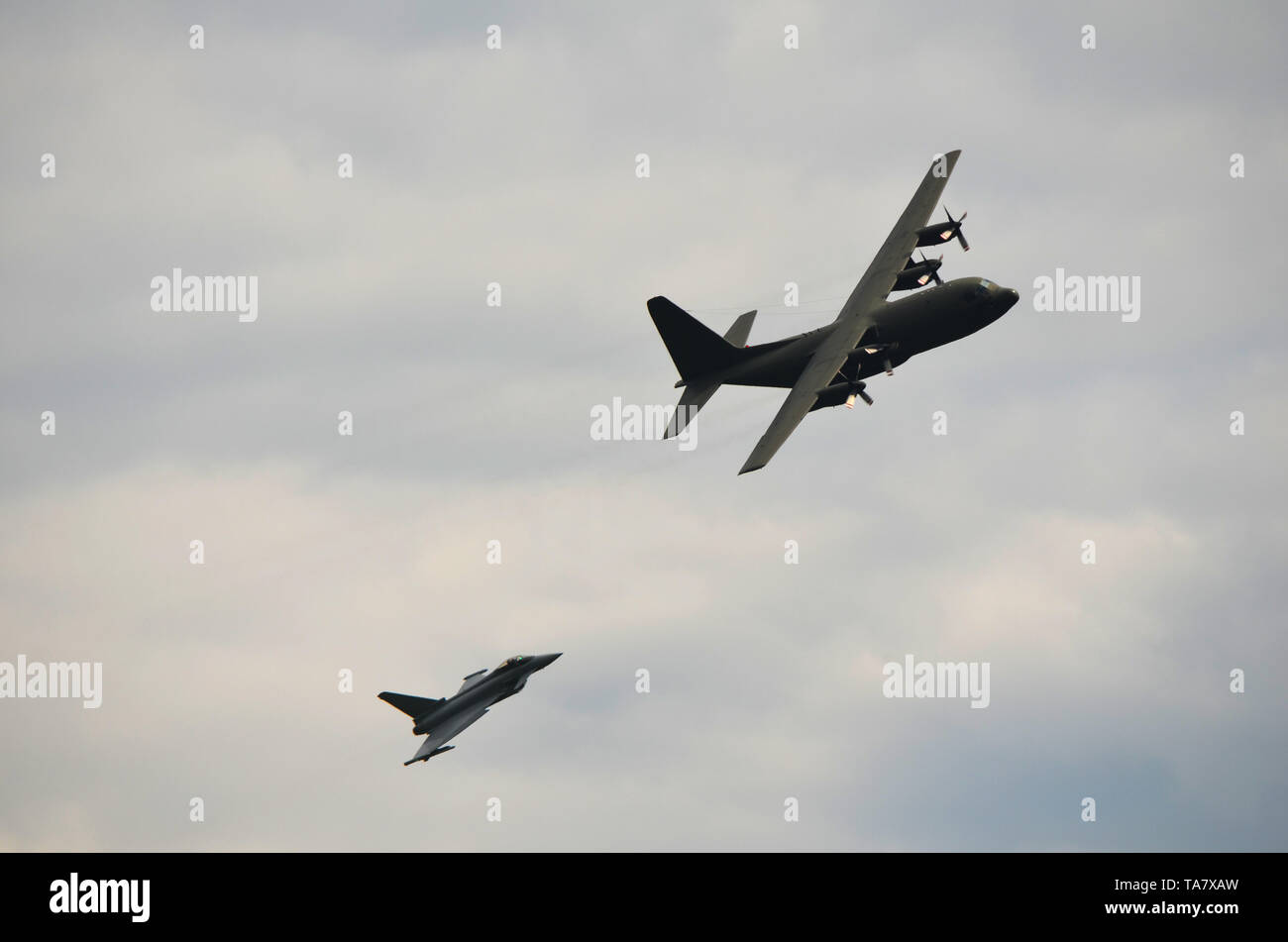 Eurofighter und Hercules Abfangmanöver Stockfoto