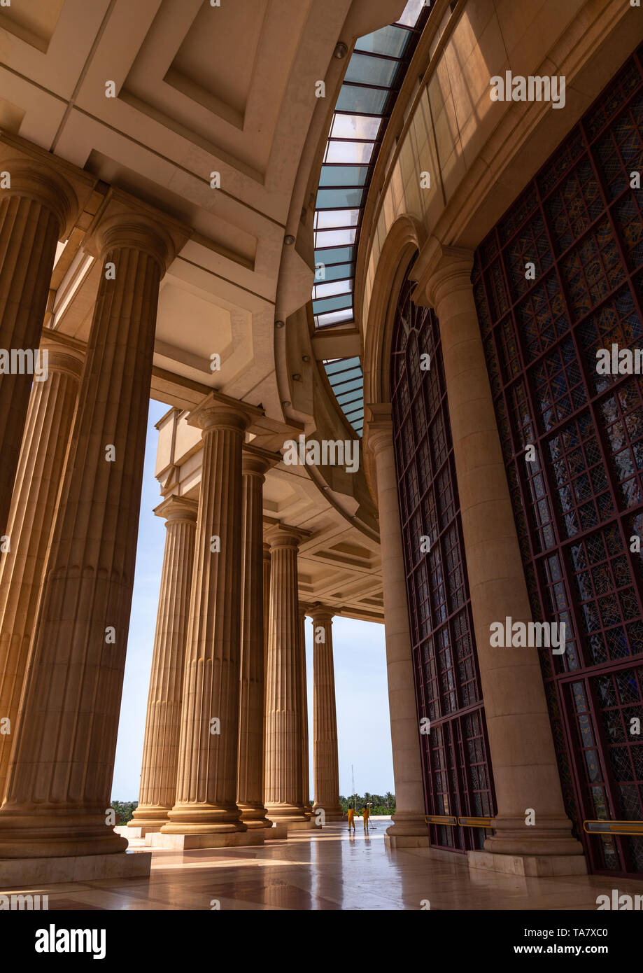 Unsere Liebe Frau des Friedens Basilika christlichen Kathedrale von Félix Houphouët-Boigny, Région de l'Esperance, Yamoussoukro, Elfenbeinküste gebaut Stockfoto