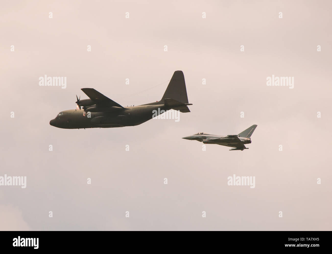 Eurofighter und Hercules Abfangmanöver Stockfoto