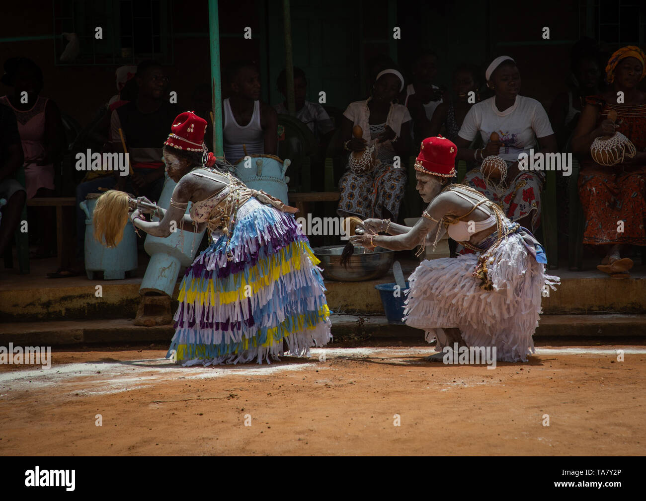 Tanzende Frauen während einer Zeremonie in Adjoua Messouma Komians Einleitung Mitte, Moyen-Comoé, Aniassue, Elfenbeinküste Stockfoto