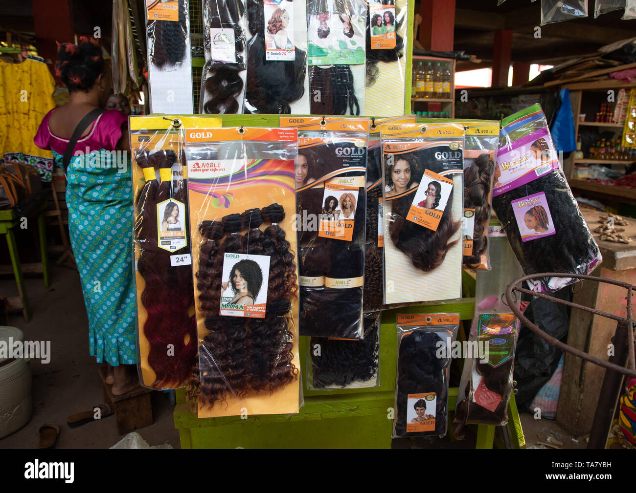 Haarverlängerungen für Verkauf in einem Shop, Comoé, Abengourou, Elfenbeinküste Stockfoto