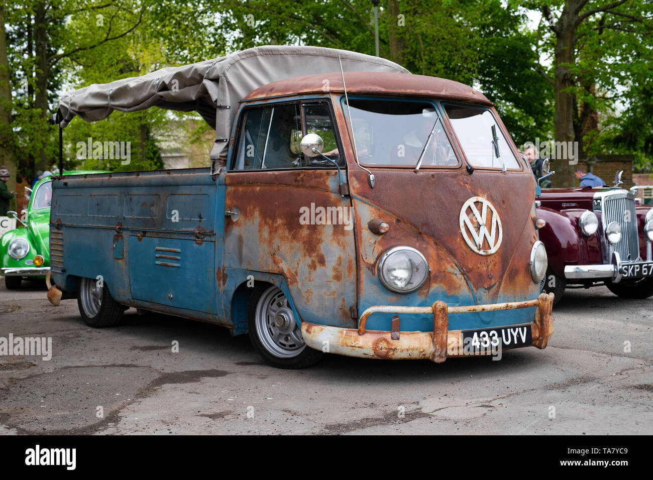 Rusty 1960 VW Split Screen Volkswagen Kabine pickup van im Bicester Heritage Center 'Drive es Tag'. Bicester, Oxfordshire, England Stockfoto