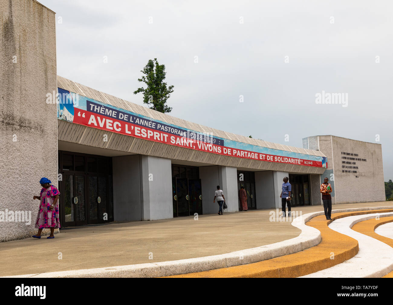 Ansicht von hinten und Eingang der Römisch-katholischen St. Paul Kathedrale gebaut von dem italienischen Architekten Aldo Spirito auf Initiative von Felix Houphouet-Boigny Stockfoto
