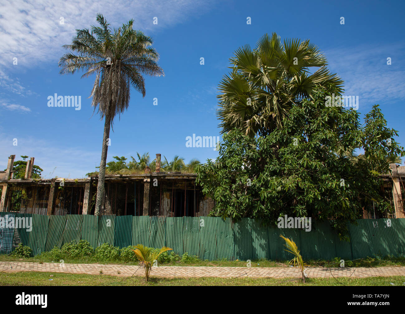 Die ehemaligen Gerichtsgebäude fast abgerissen, Sud-Comoé, Grand-Bassam, Elfenbeinküste Stockfoto