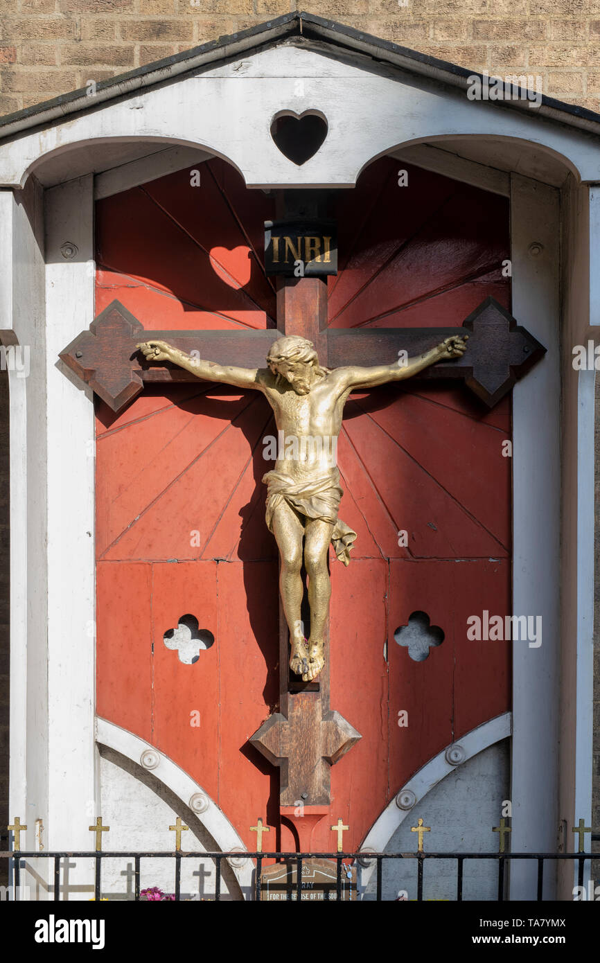 Statue von Jesus Christus Kreuzigung auf der Seite der Römisch-katholischen Kirche Unserer Lieben Frau vom Berg Karmel und St. Simon Lieferbar in Kensington, London Stockfoto