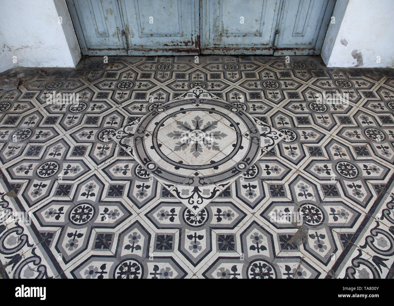 Französische Fliesen in der ehemaligen Banque centrale Africaine,  Sud-Comoé, Grand-Bassam, Elfenbeinküste Stockfotografie - Alamy