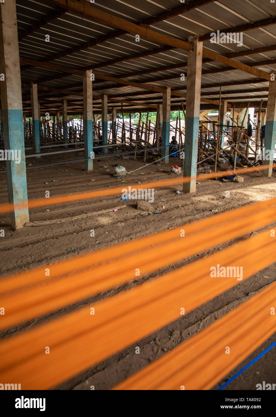 Die afrikanischen Männer von senufo Stamm weben in einem traditionellen Textilfabrik, Savanes Bezirk, Waraniene, Elfenbeinküste Stockfoto