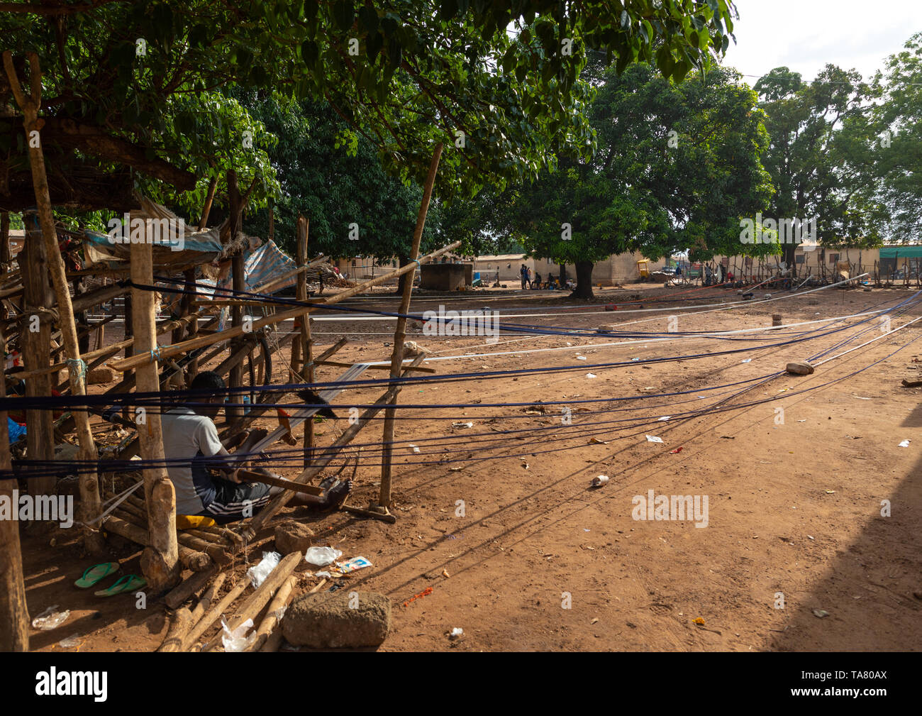 Die afrikanischen Männer weben in einem traditionellen Textilfabrik, Savanes Bezirk, Waraniene, Elfenbeinküste Stockfoto