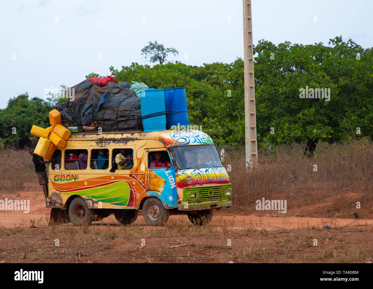 Bunt bemalten Taxi Bus auf dem Land, Bezirk, Waraniene Savanes, Elfenbeinküste Stockfoto