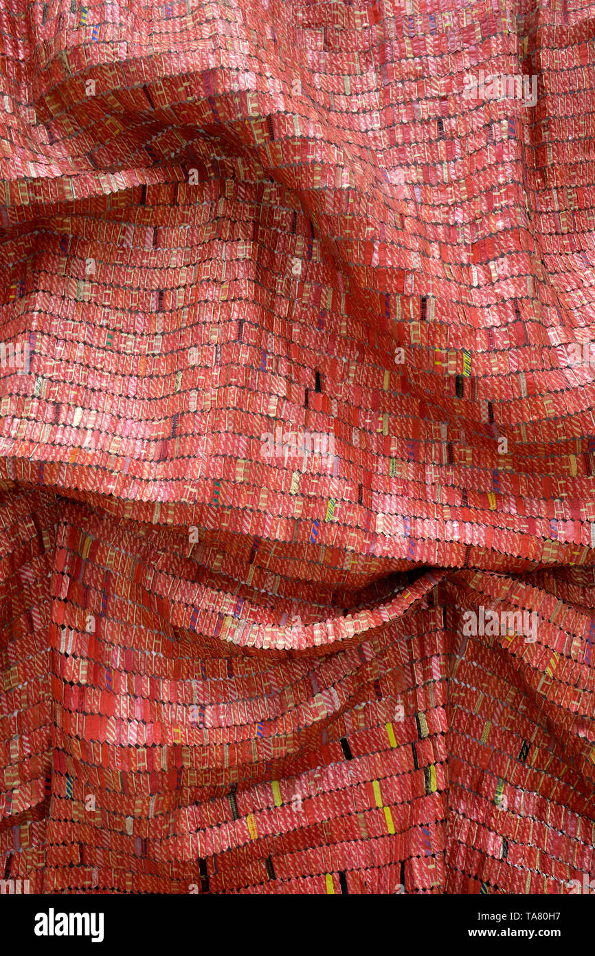 Kunstwerk detail von El Anatsui eine ghanaische Künstler, schafft metallic Stoff - wie Wall Skulpturen aus rezyklierten Flaschen Abfall - Haus der Kunst München EU Stockfoto