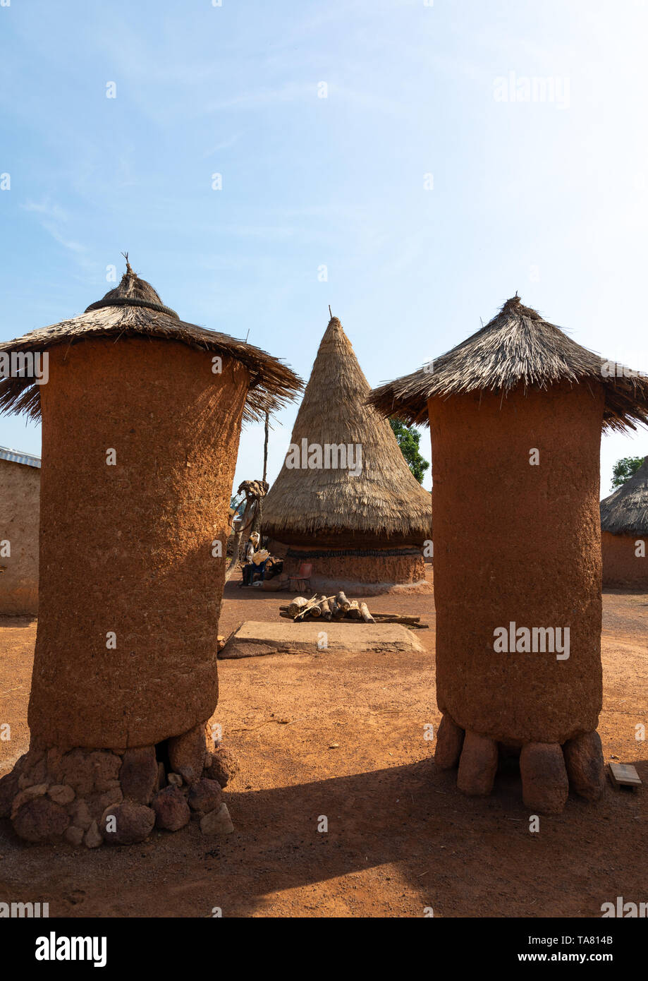 Adobe Getreidespeicher mit Strohdächern in einem senufo Dorf, Bezirk, Niofoin Savanes, Elfenbeinküste Stockfoto
