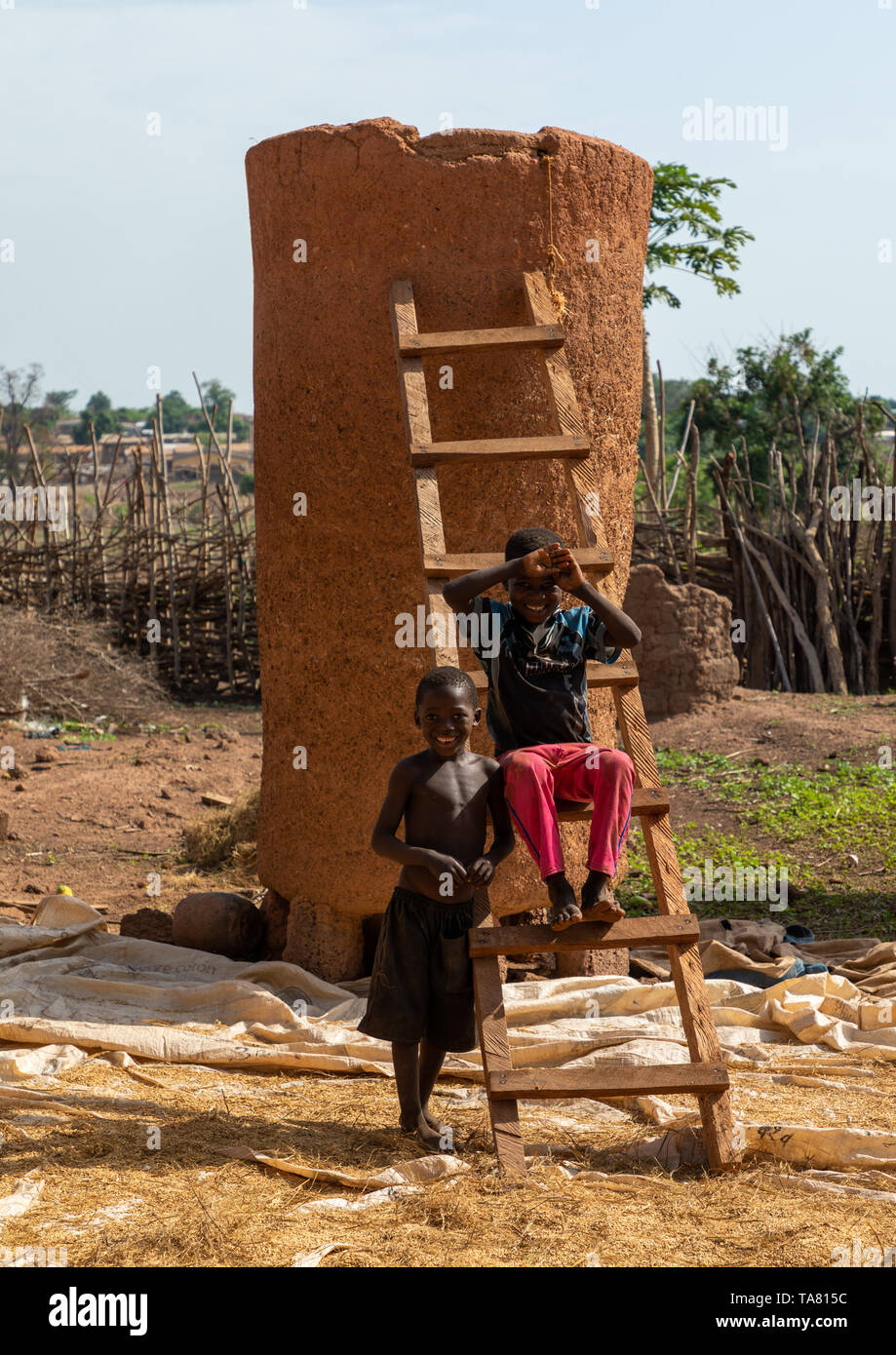 Afrikanische Kinder Instandsetzung ein Getreidespeicher, Savanes Bezirk, Niofoin, Elfenbeinküste Stockfoto