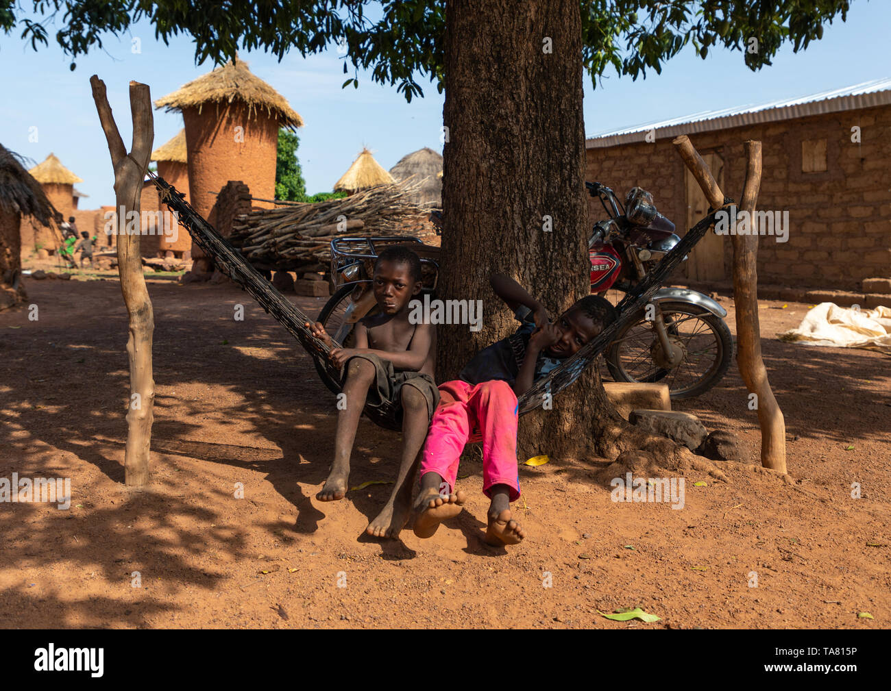 Senufo Kinder ruht auf einer Hängematte in ein Dorf, Bezirk, Niofoin Savanes, Elfenbeinküste Stockfoto