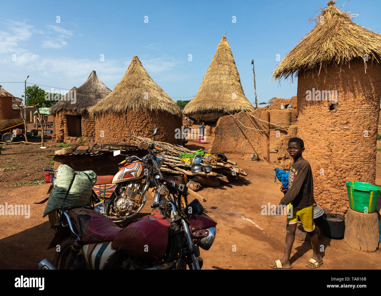 Getreidespeicher mit Strohdächern, Savanes Bezirk, Niofoin, Elfenbeinküste Stockfoto