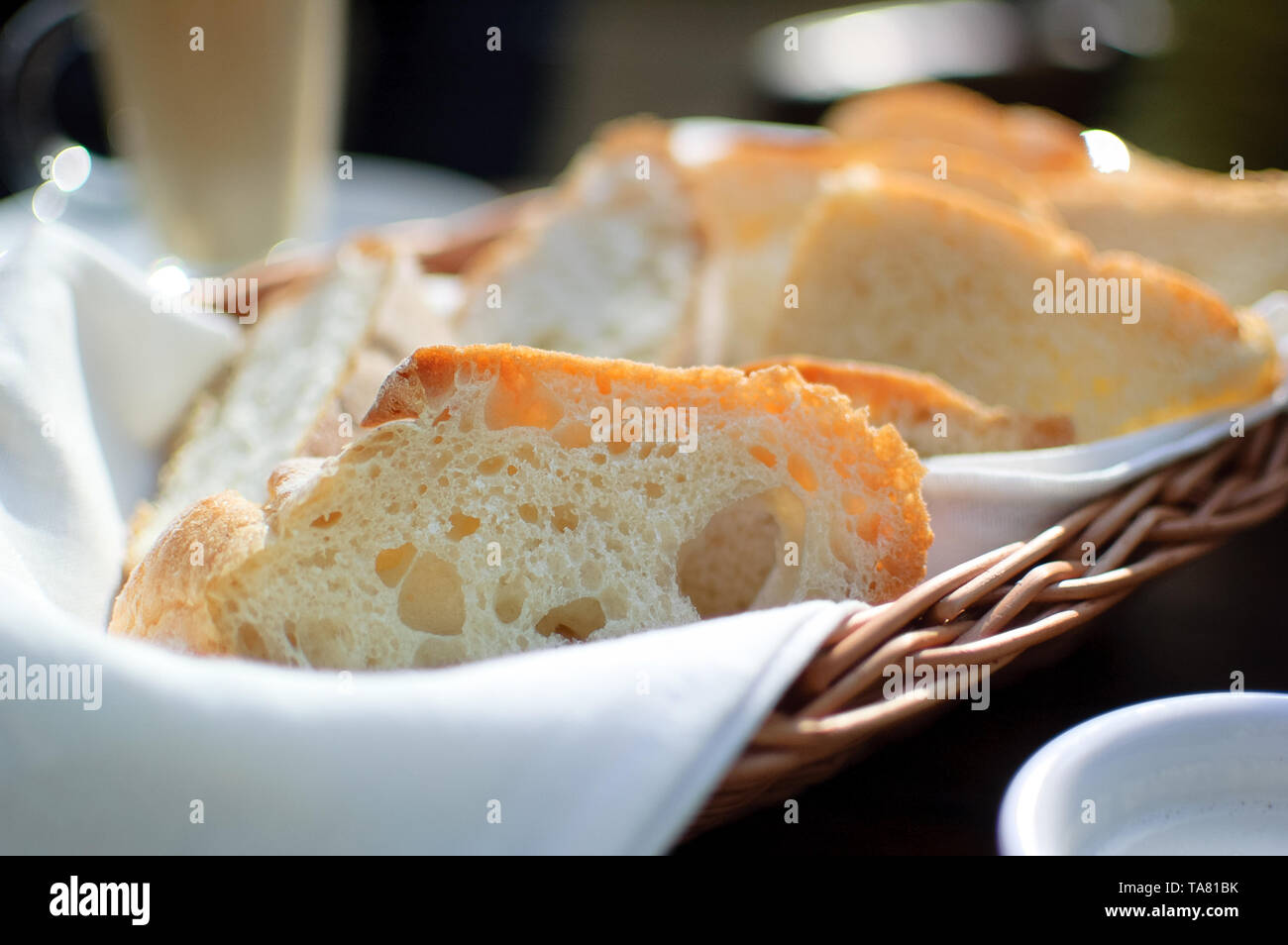Toast Brot in den Korb auf der Tabelle im Caffe. Frühstück Konzept Stockfoto