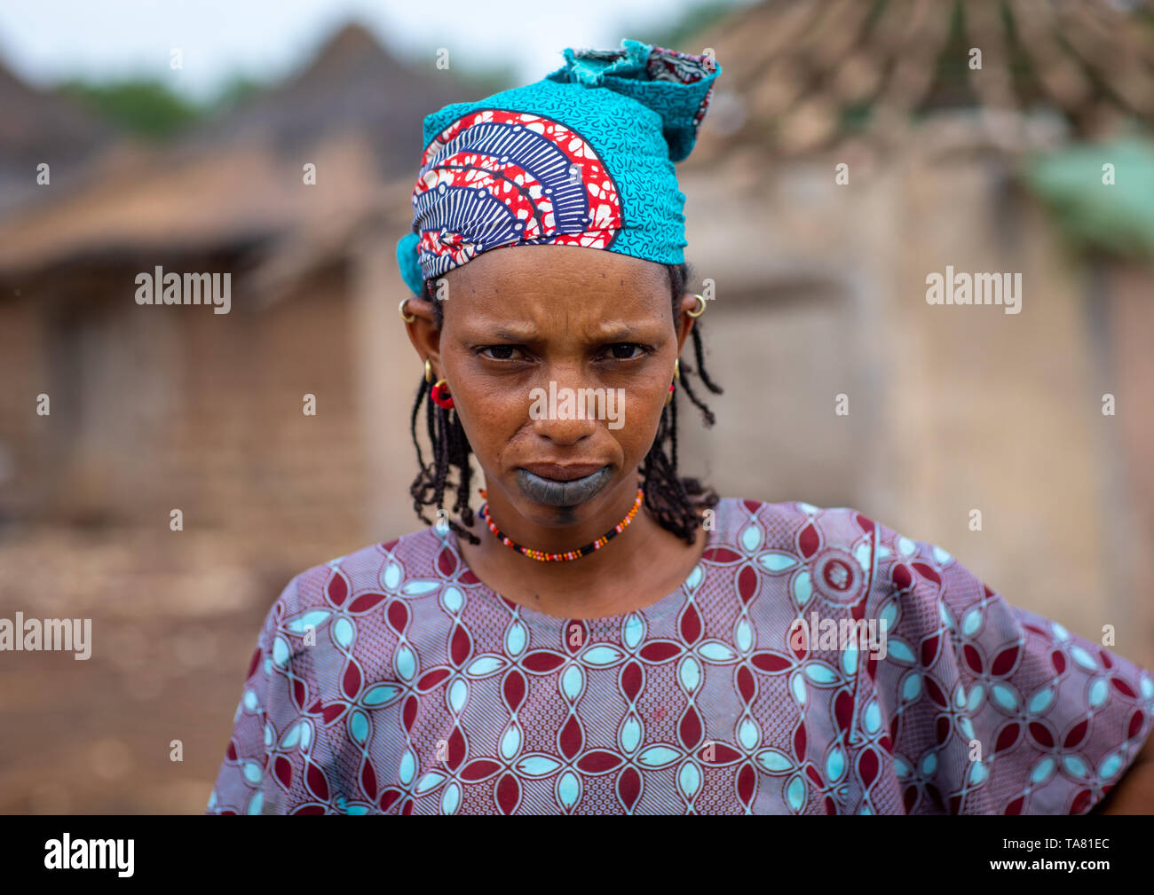 Porträt einer Peul Stamm Frau mit tätowierten Lippen, Savanes Bezirk, Boundiali, Elfenbeinküste Stockfoto