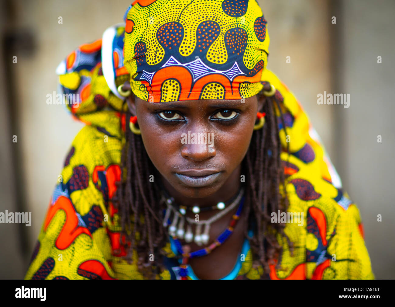 Porträt einer Peul Stamm junge Frau mit bunten Kleidern, Savanes Bezirk, Boundiali, Elfenbeinküste Stockfoto