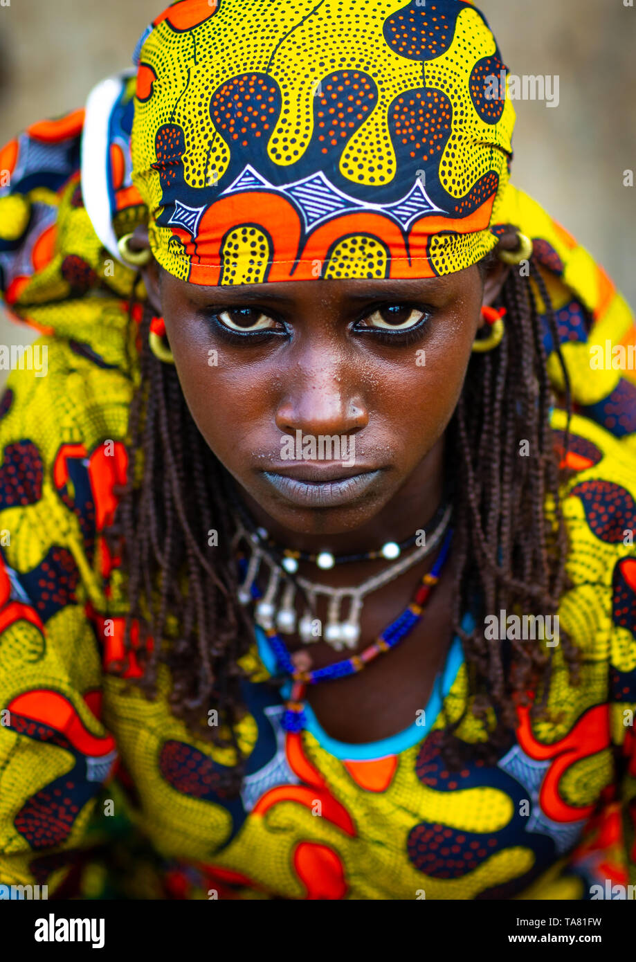 Porträt einer Peul Stamm junge Frau mit bunten Kleidern, Savanes Bezirk, Boundiali, Elfenbeinküste Stockfoto