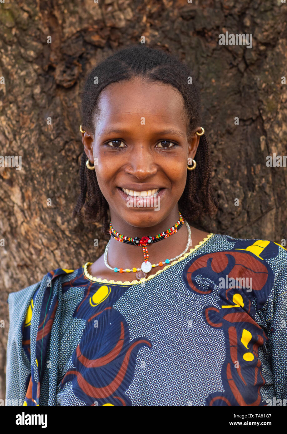 Porträt eines lächelnden Peul Stamm Frau, Savanes Bezirk, Boundiali, Elfenbeinküste Stockfoto