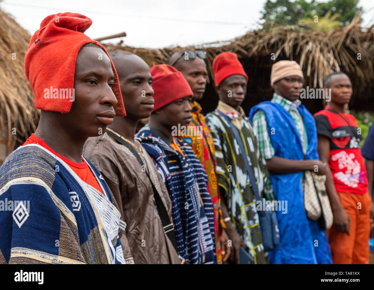 Junge Männer die Teilnahme an der Poro Gesellschaft Alter-grade Einleitung in Senufo Stamm während einer Zeremonie, Savanes Bezirk, Ndara, Elfenbeinküste Stockfoto