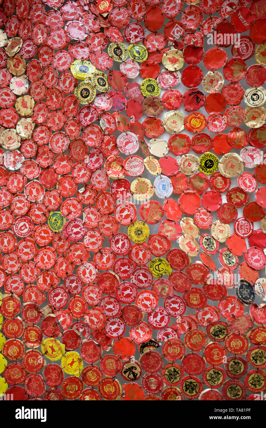 Kunstwerk detail von El Anatsui eine ghanaische Künstler, schafft metallic Stoff - wie Wall Skulpturen aus rezyklierten Flaschen Abfall - Haus der Kunst München EU Stockfoto