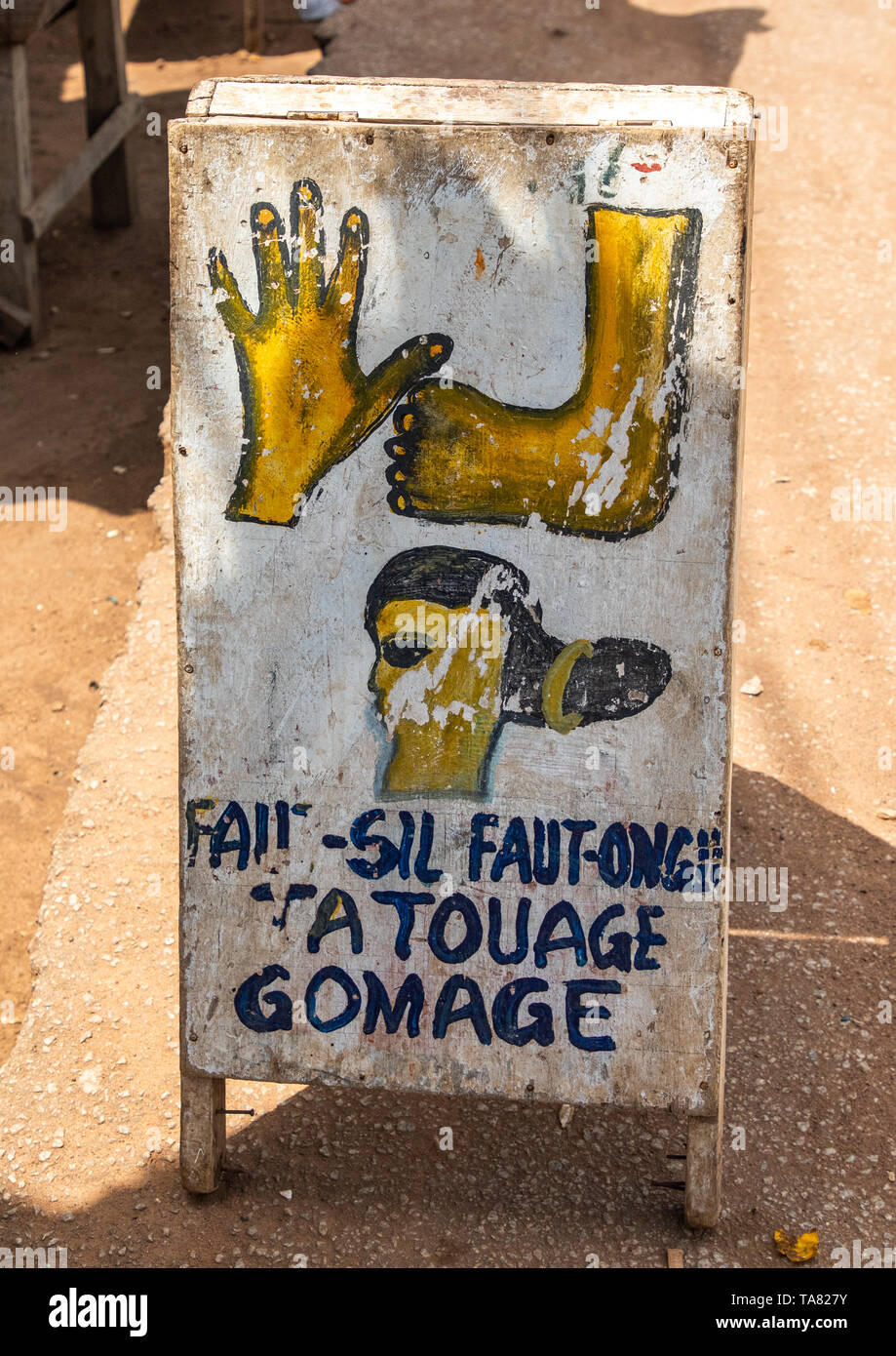 Schönheitssalon Billboards in der Straße, Bafing, Gboni, Elfenbeinküste Stockfoto