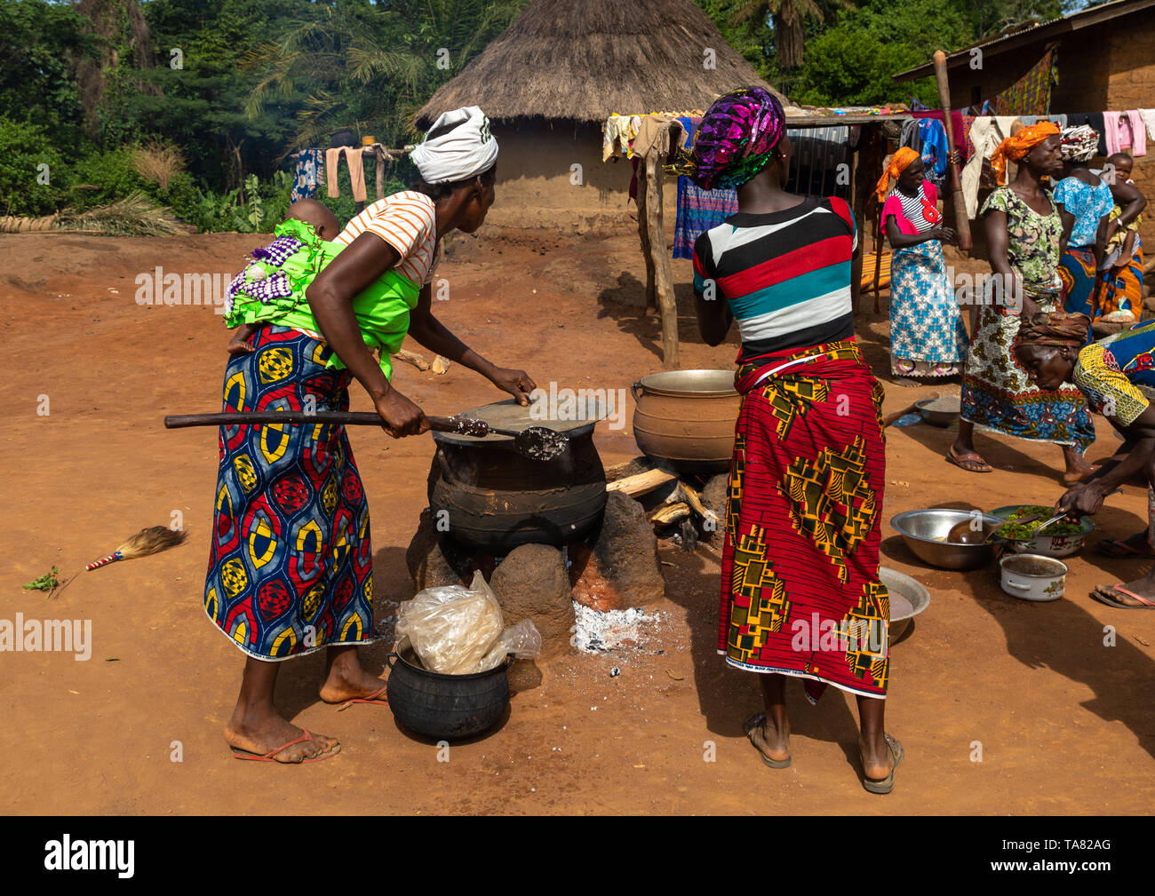 Afrikanische Frauen kochen in einem Dorf, Bafing, Gboni, Elfenbeinküste Stockfoto