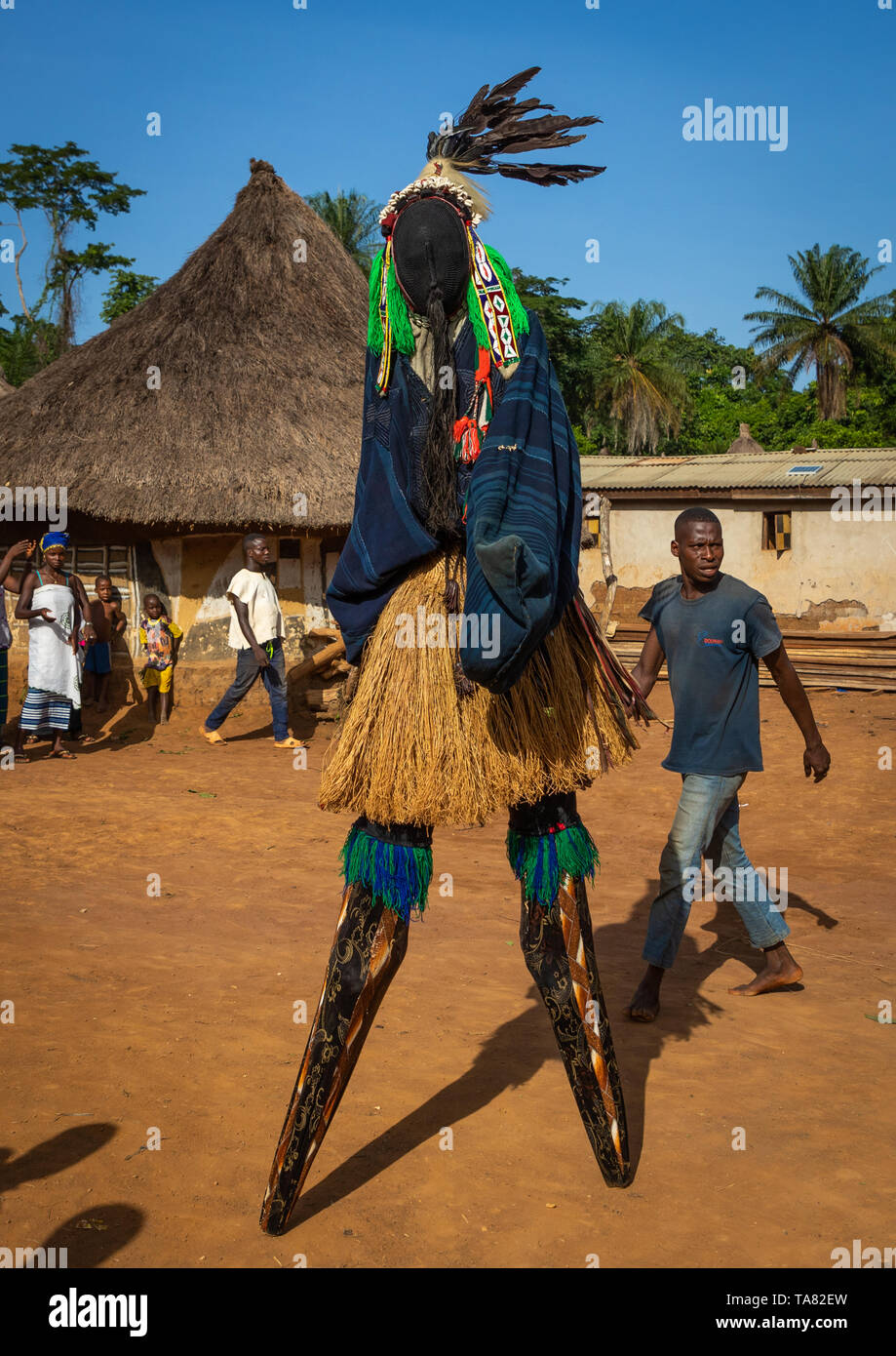 Die hohen maskentanz mit Stelzen namens Kwuya Gblen-Gbe in der Dan Stamm während einer Zeremonie, Bafing, Gboni, Elfenbeinküste Stockfoto