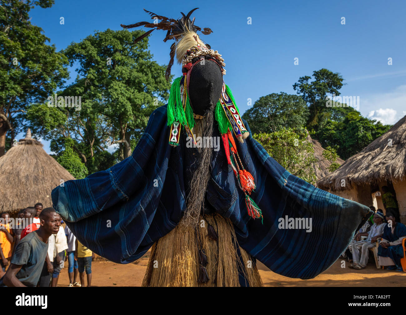 Die hohen maskentanz namens Kwuya Gblen-Gbe in der Dan Stamm während einer Zeremonie, Bafing, Gboni, Elfenbeinküste Stockfoto