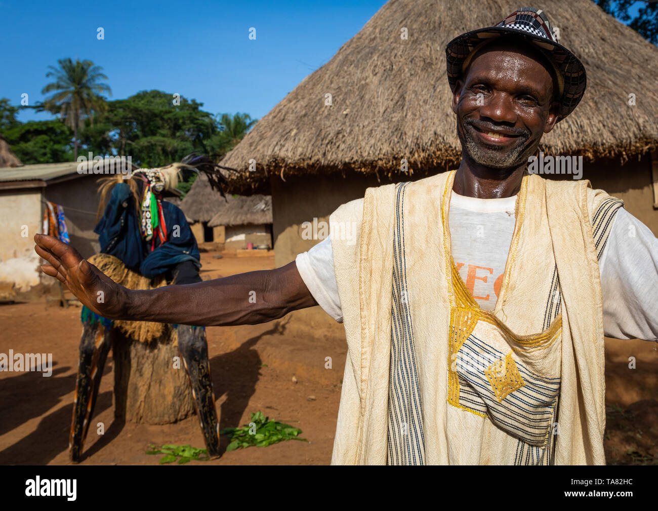 Afrikanischer Mann vor der großen maskentanz namens Kwuya Gblen-Gbe in der Dan Gemeinschaft, Bafing, Gboni, Elfenbeinküste Stockfoto
