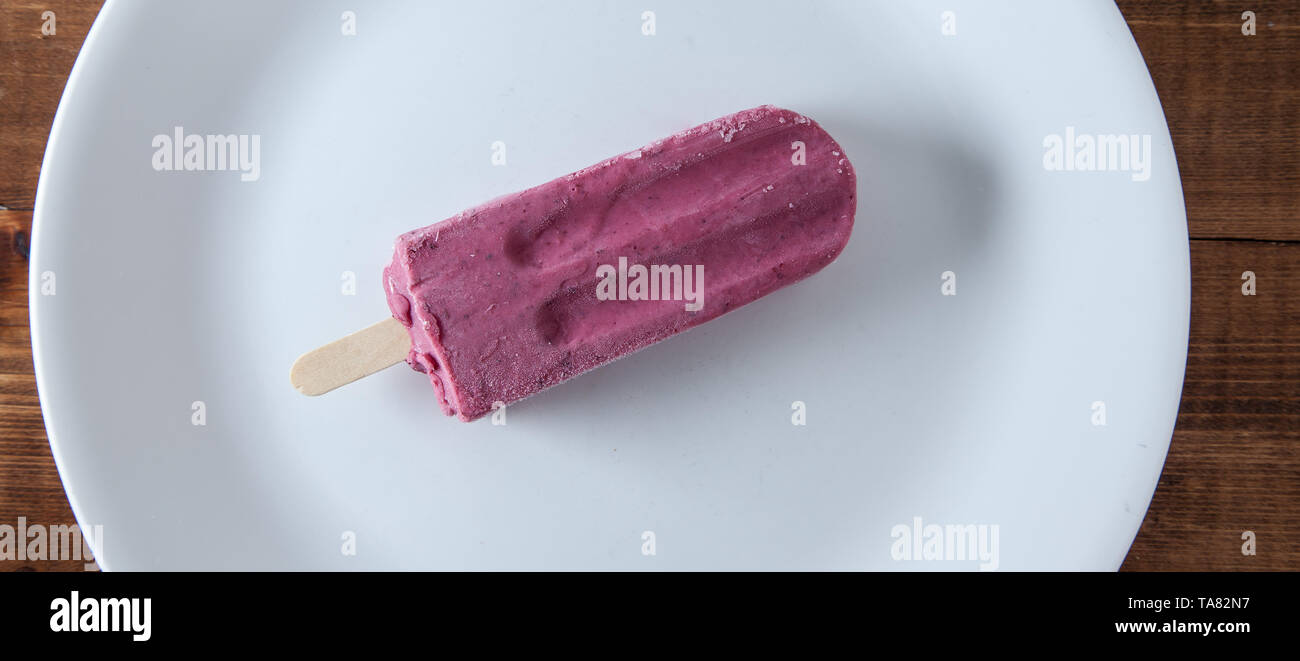 Blueberry ice Pop auf weiße Platte Stockfoto