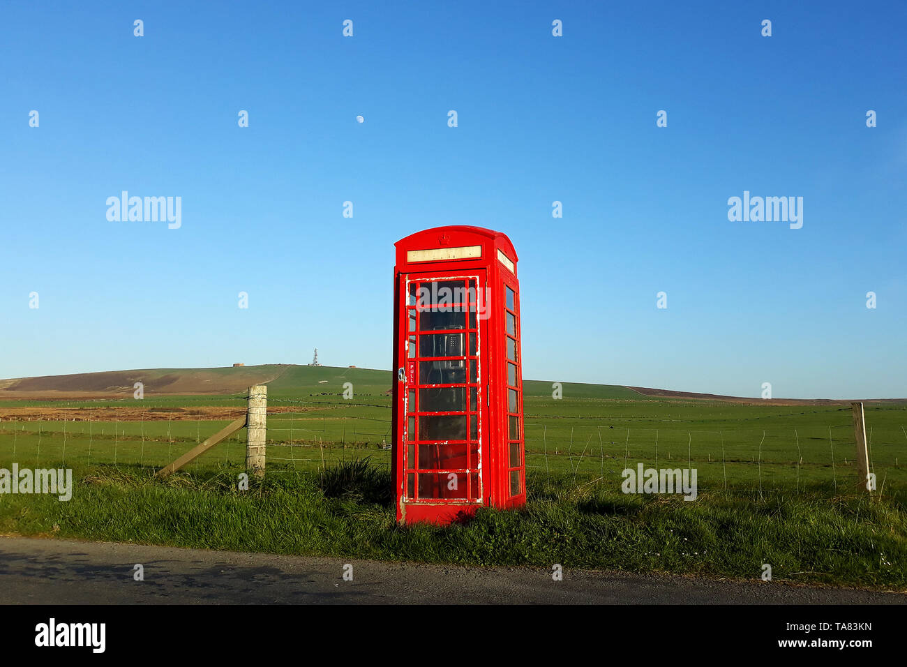 Orkney Inseln, Festland, rote Telefonzellen in der Mitte von Nirgendwo Schottland 8. Mai - 19. Reise über Schottland Foto Samantha Zucchi Insidefoto Stockfoto