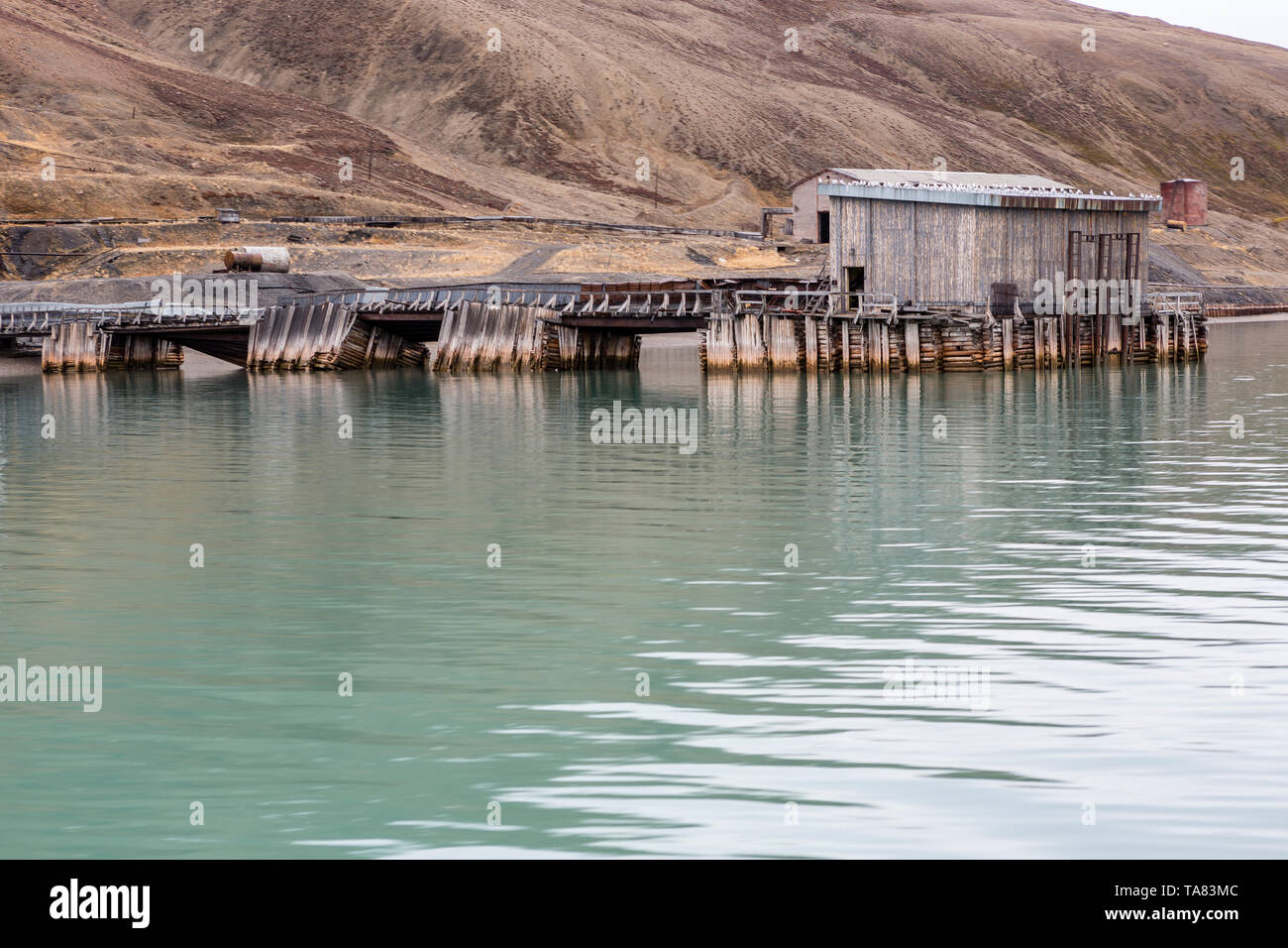 Die plötzliche verlassenen russischen Bergbaustadt Pyramiden. verrostete Hafen, Isfjorden, Longyearbyen, Svalbard, Norwegen. Stockfoto