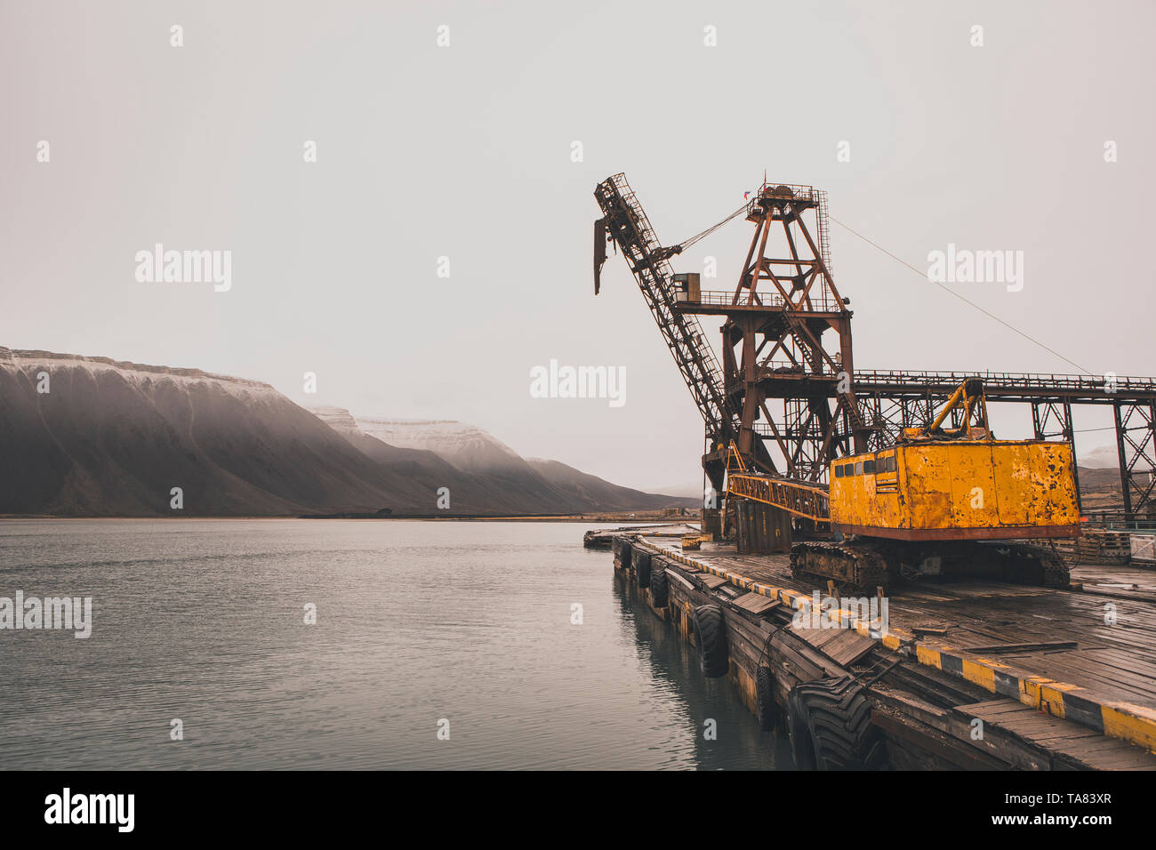 Die plötzliche verlassenen russischen Bergbaustadt Pyramiden. verrostete Hafen mit alten Kran, Isfjorden, Longyearbyen, Svalbard, Norwegen. Stockfoto