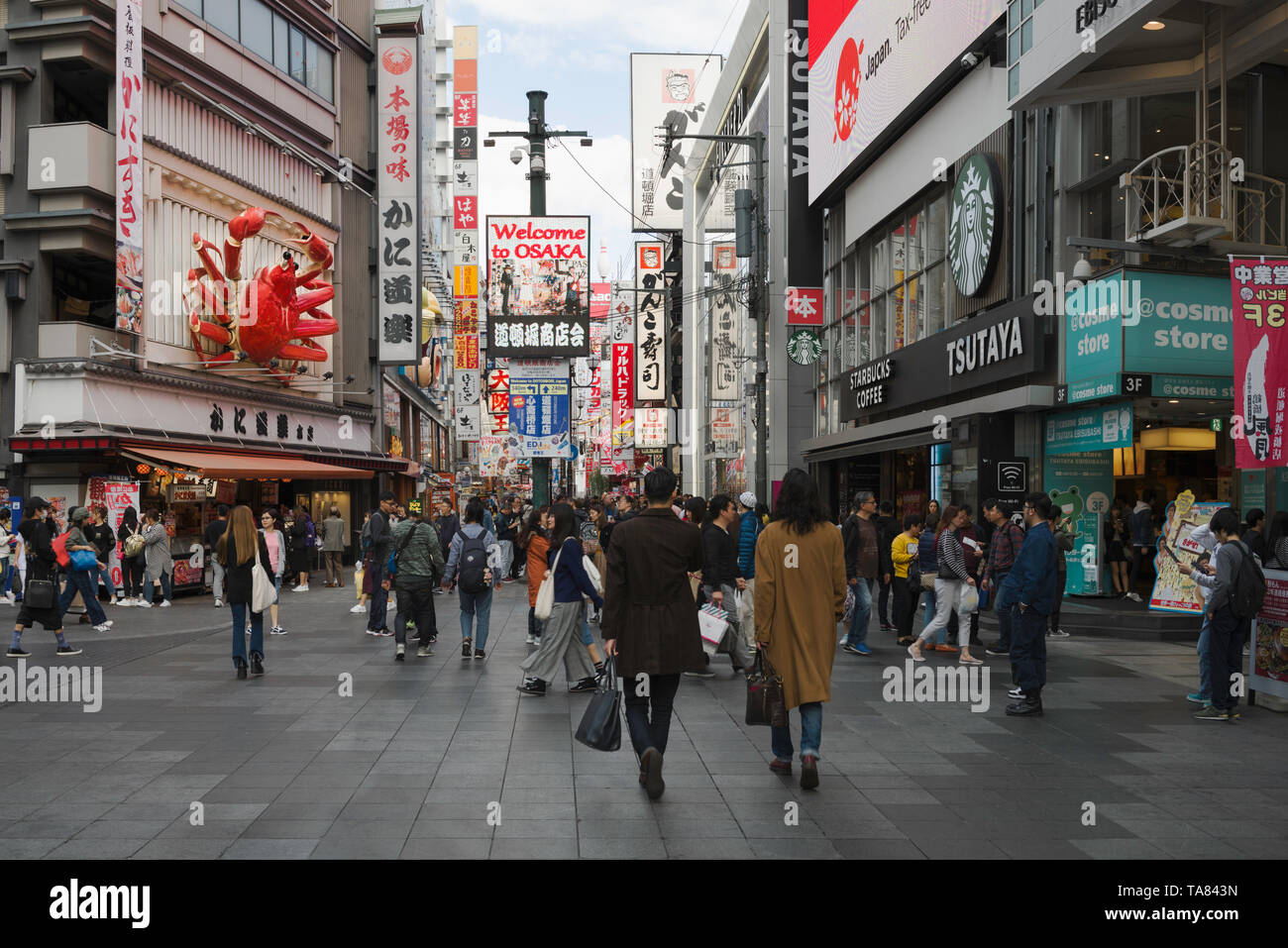 Osaka, Japan - 2 November 2018: Touristische wandern in einer Einkaufsstraße namens Dotonbori Street. Riese, die Krabben in Namba Dotonbori, Osaka, Japan Stockfoto