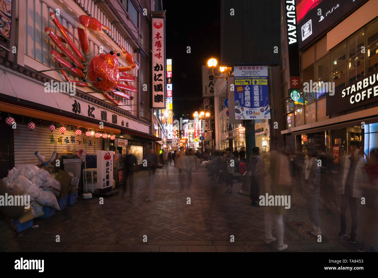 Osaka, Japan - 2 November 2018: Touristische wandern in einer Einkaufsstraße namens Dotonbori Street. Riesige bewegliche Krabbe auf Restaurant in Dotonbori Osaka Stockfoto