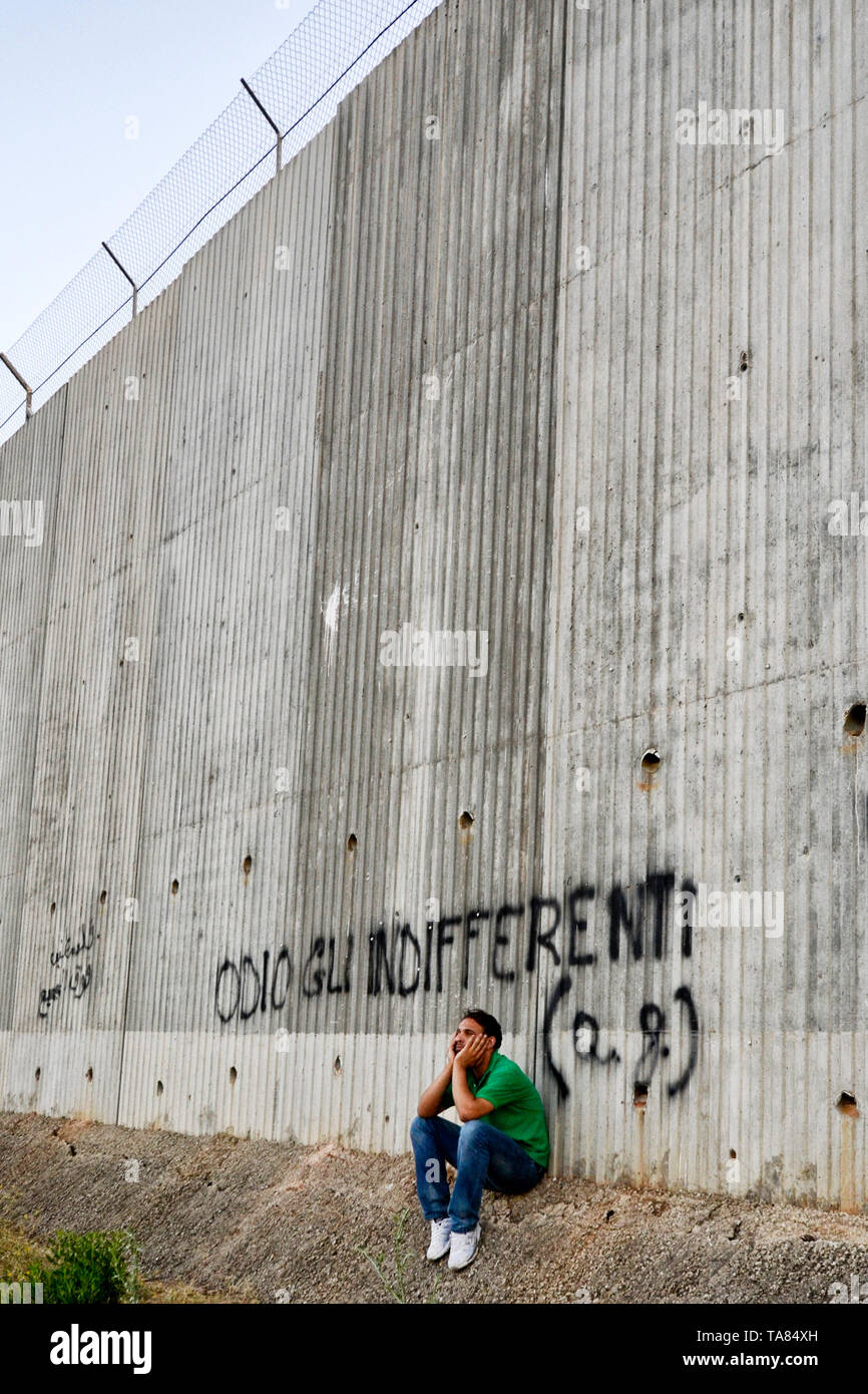 Israelische Trennmauer. Die Schrift sagt: 'Ich hasse den Gleichgültigen' - Nablus, Palästina Stockfoto