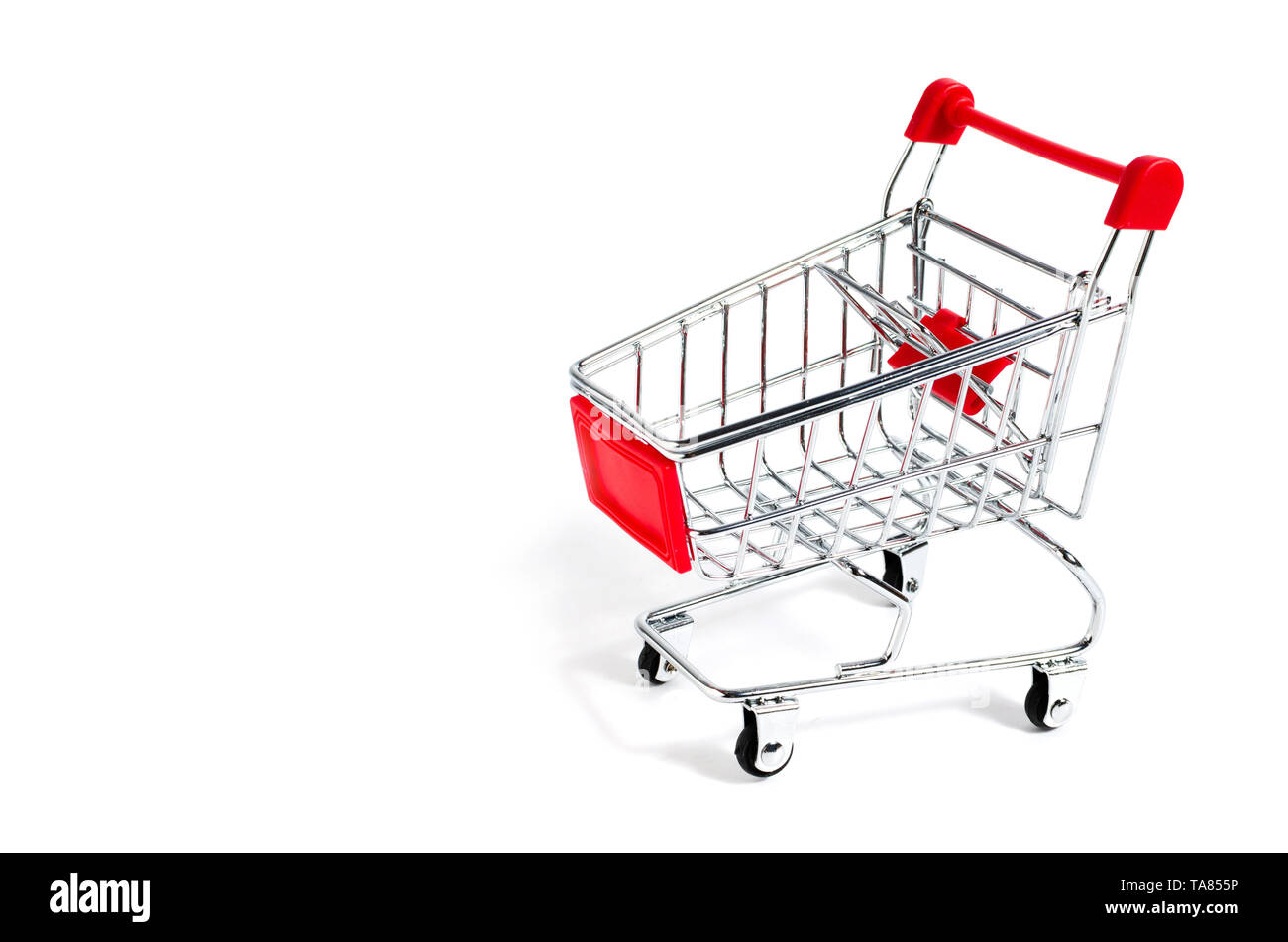 Warenkorb auf weißem Hintergrund. Supermarkt, Einkaufszentrum und zum Verkauf. Stockfoto