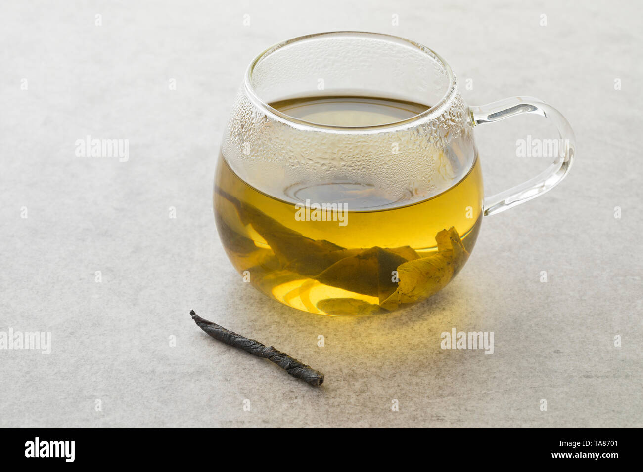 Glas Tasse natürliche chinesische Kuding Nadel Kaffee Stockfoto