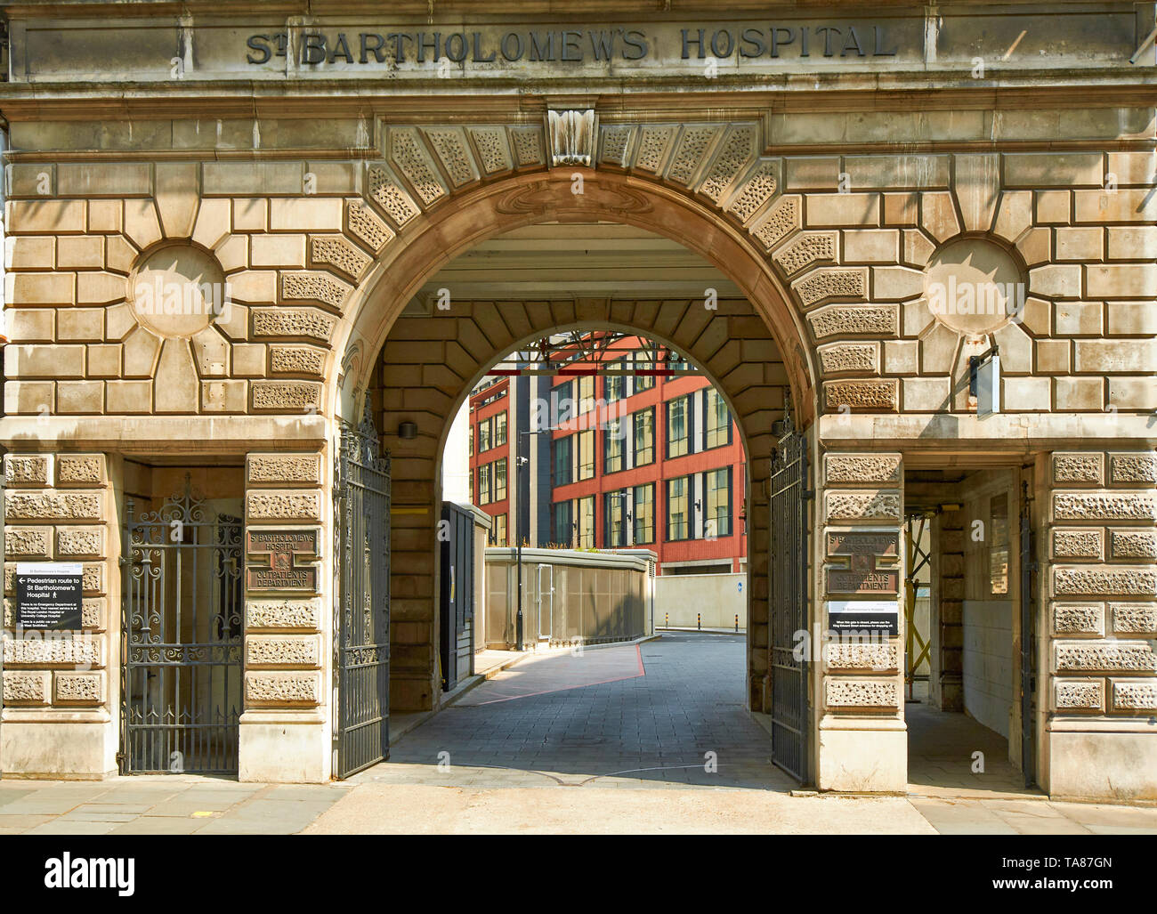 LONDON CITY OF LONDON DIE ALTEN EINGANG ODER GATEWAY IN BARTS ODER ST BARTHOLOMEWS HOSPITAL Stockfoto