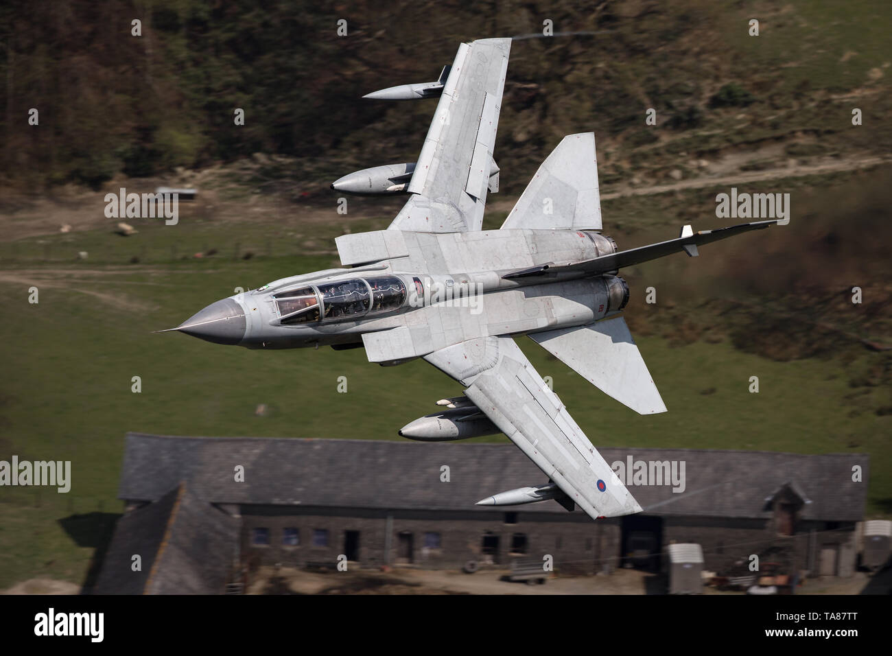 RAF Panavia Tornado GR4 Jet flying low level durch das Mach Loop, Wales, Großbritannien Stockfoto