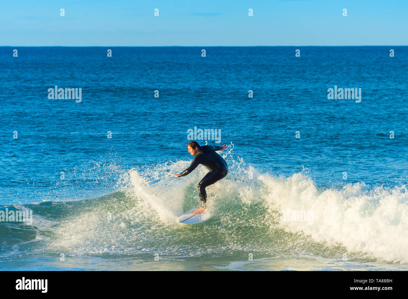 PENICHE, PORTUGAL - Dezember 04, 2016: Surfer eine Welle auf Surfbrett in Peniche fahren. Peniche - berühmte Surfen in Portugal Stockfoto