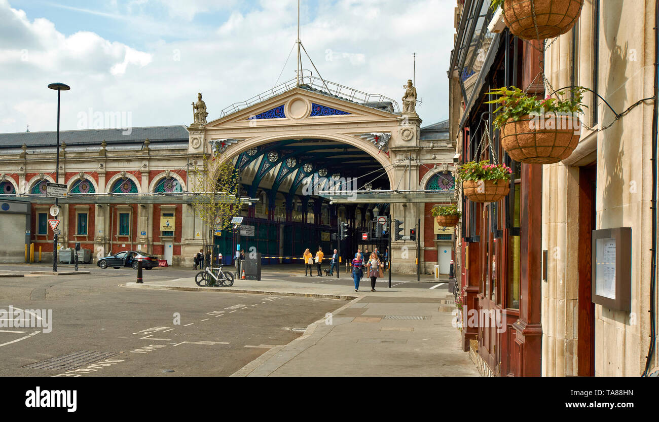 LONDON CITY OF LONDON DER EINGANG ZU SMITHFIELD MARKET IN LONG LANE Stockfoto