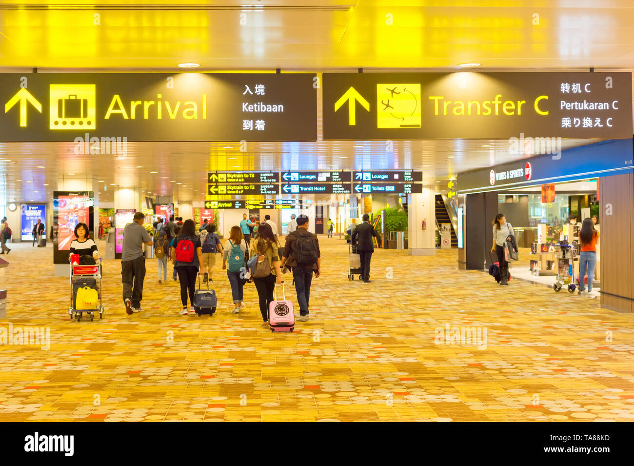 Singapur - Januar 13, 2017: Die Menschen am Changi International Airport Terminal in Singapur. Changi - größten Flughafen der Welt. Stockfoto