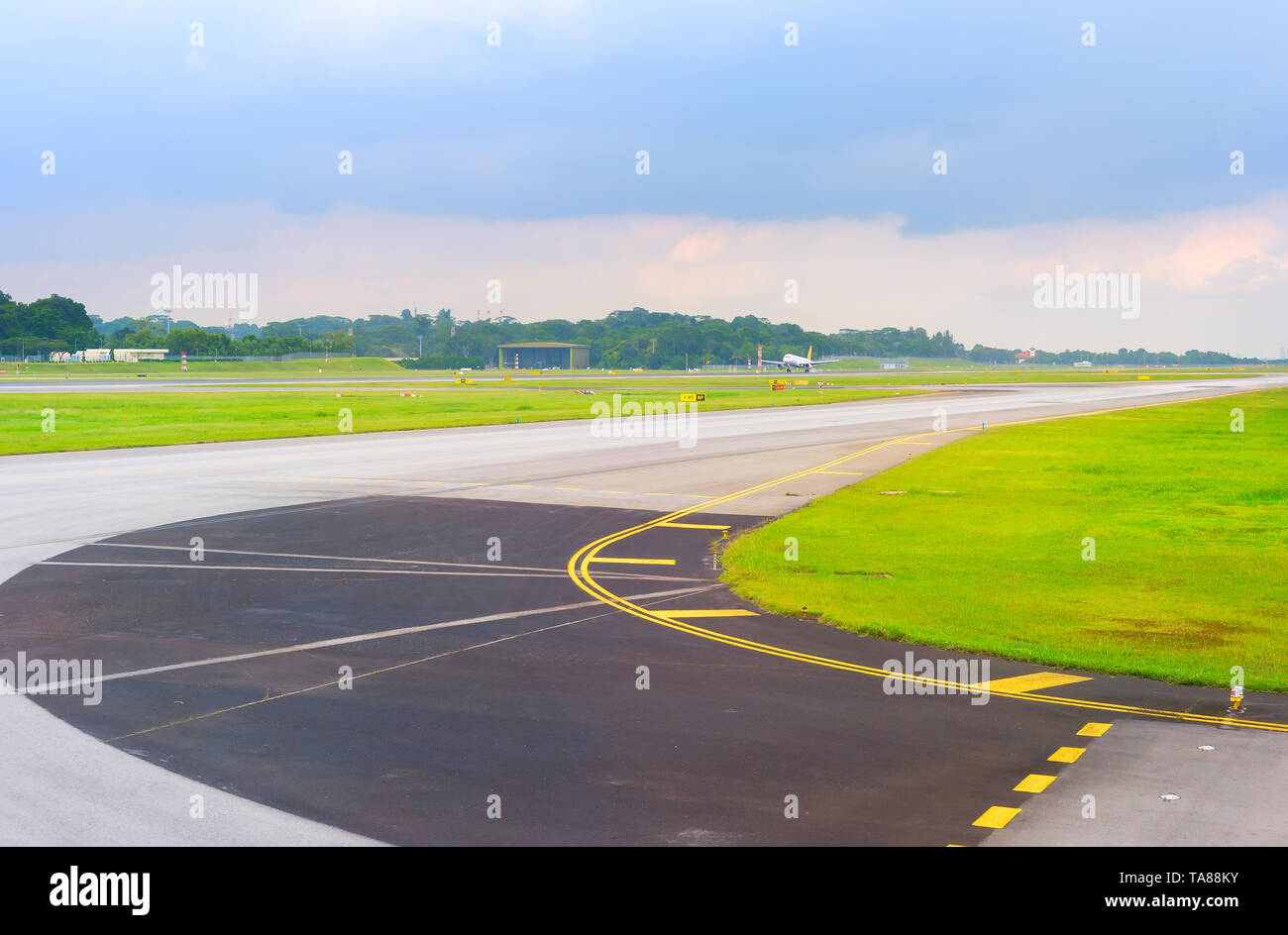 Leer Start- und Landebahn am Flughafen Changi in Singapur, Departuring Flugzeug im Hintergrund Stockfoto