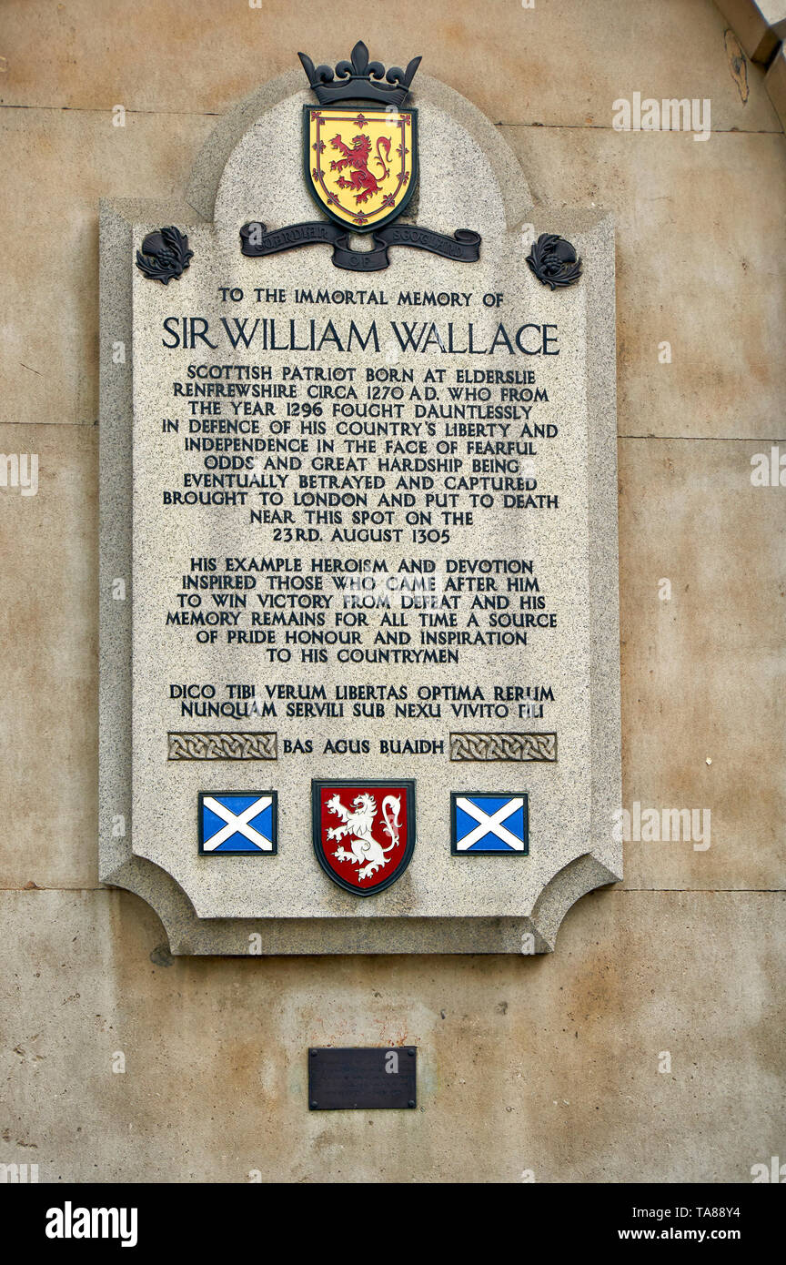 LONDON CITY OF LONDON WALL VON BARTS ODER ST BARTHOLOMEWS HOSPITAL MIT EINEM GEDENKEN AN WILLIAM WALLACE Stockfoto
